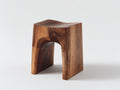 Pedale in legno massello 42×36×45 cm - noce naturale - sgabello scultoreo con apertura curva per camera da letto